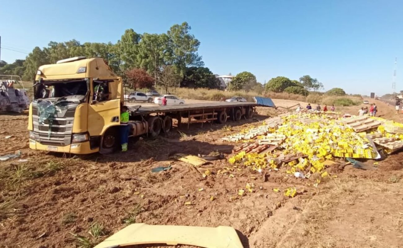 Carreta Carregada De Cerveja Tomba Na Lateral Da Br Em Sinop