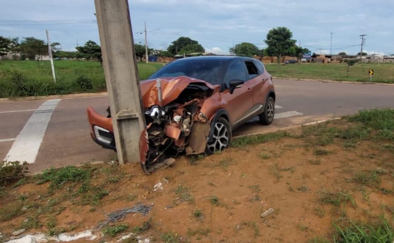 Condutor Perde Controle Ap S Ser Fechado E Bate Em Poste Em Sinop