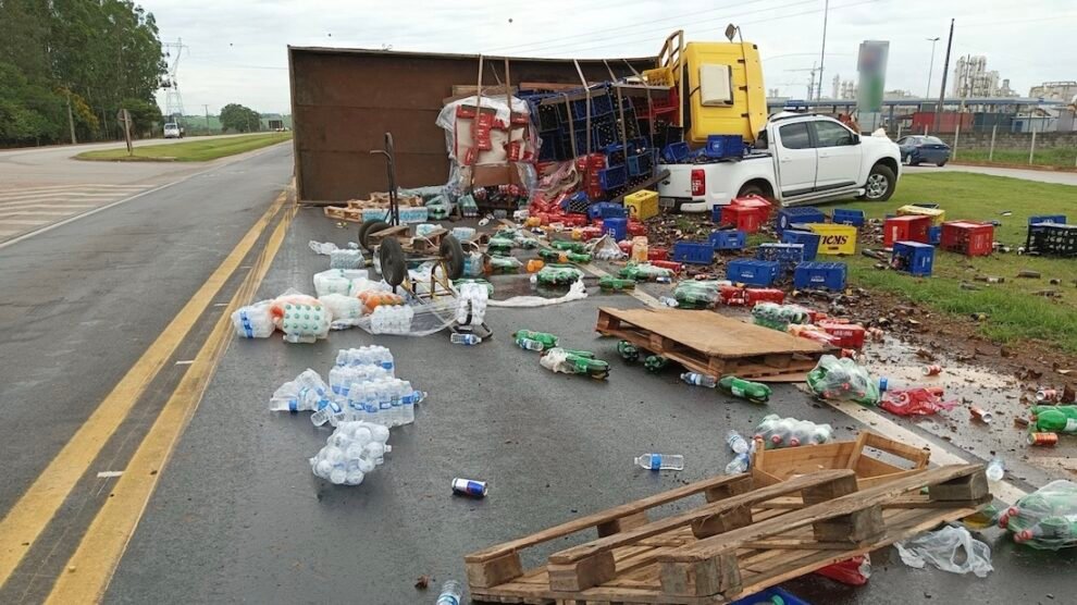 Caminhão carregado bebidas tomba em cima de caminhonete na BR 163