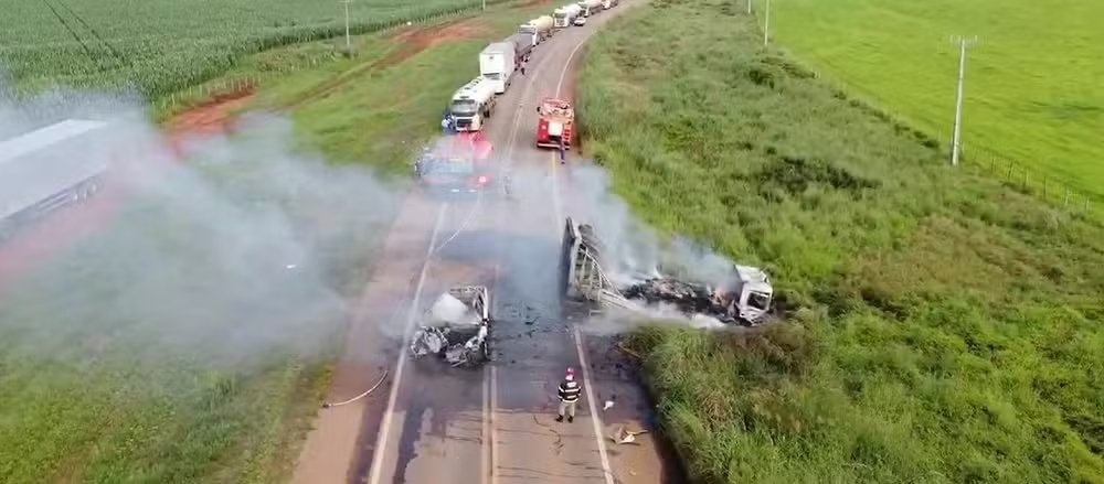 Caminhão e carro pegam fogo após batida em MT Portal JVC Portal de