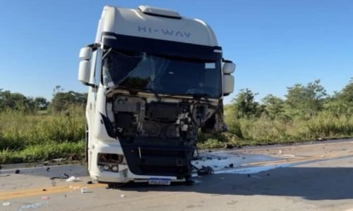 Acidente-carreta-Ivedo-e-Tcross-BR-163-Sinop-abril-2025-Fernando-Itamir-Sinop-Urgente-696x427-1