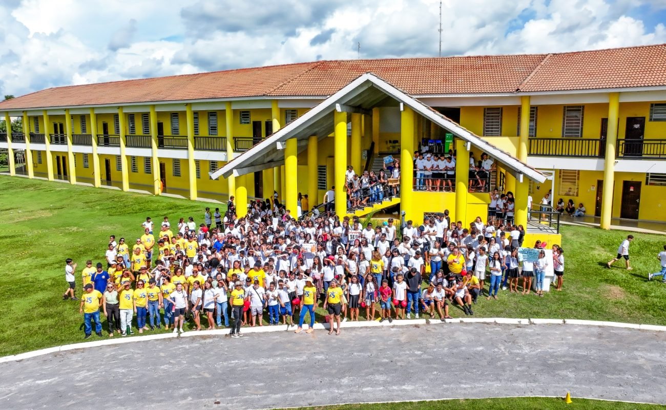 Alunos-e-professores-Olavo-Bilac-Portal-JVC