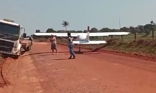 Aviao-Pouso-forcado-pista-entre-rodovia-estadual-e-estrada-rural-Distrito-Aguas-Claras-Juara-outubro-2023-reproducao