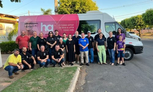 Avip-e-Rotary-Clube-entregam-Van-JVC