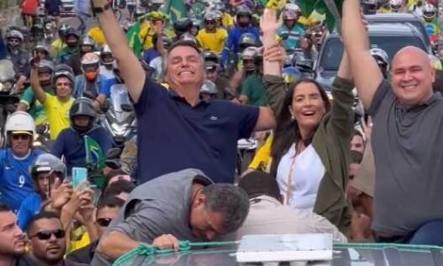 Bolsonaro-desfila-em-Carro-aberto-em-Cuiaba-JVC