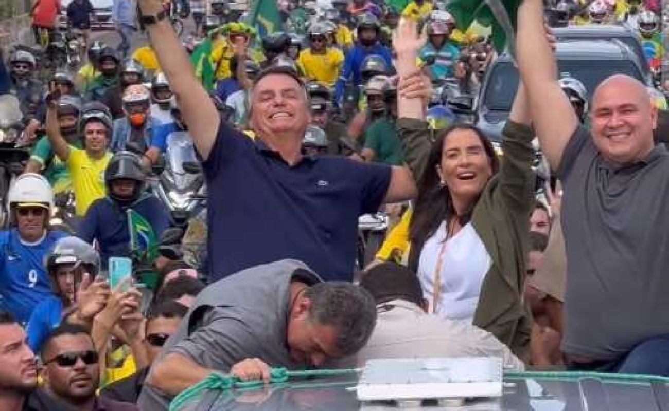 Bolsonaro-desfila-em-Carro-aberto-em-Cuiaba-JVC