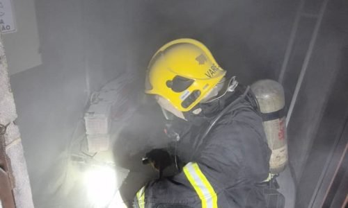 Bombeiros-combatem-incendio-em-Torre-em-Lucas-Portal-JVC
