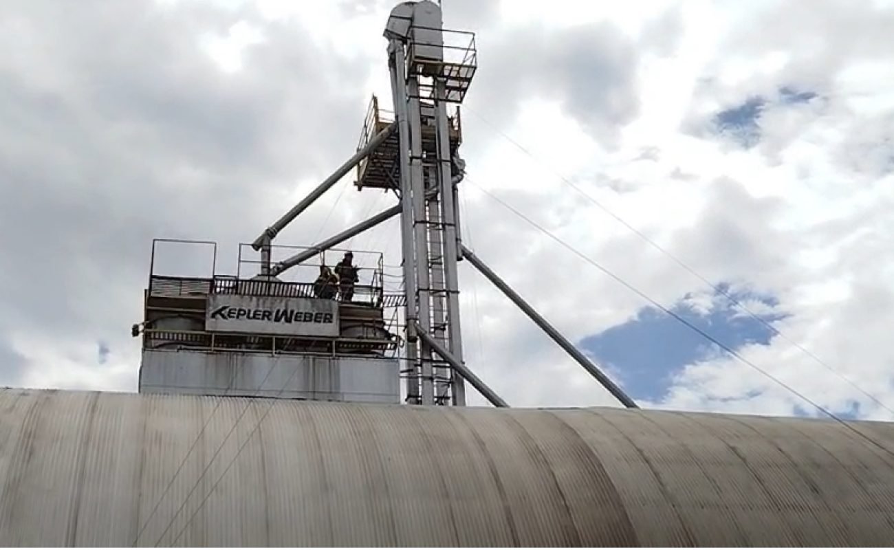 Bombeiros-combatem-incendio-em-armazem-Portal-JVC