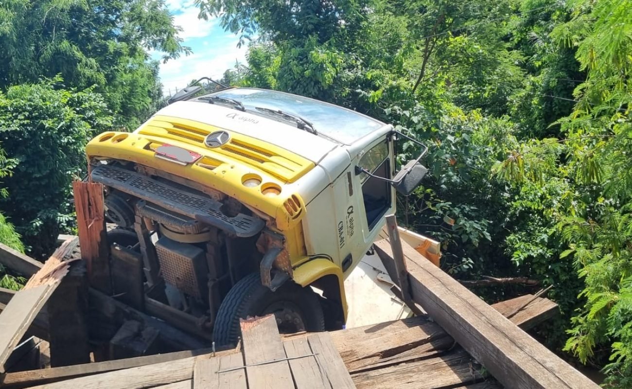 Caminhao-cai-de-ponte-de-madeira-ok-Portal-JVC