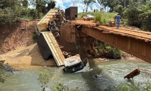 Caminhao-cai-em-Ponte-em-Sorriso-Portal-JVC