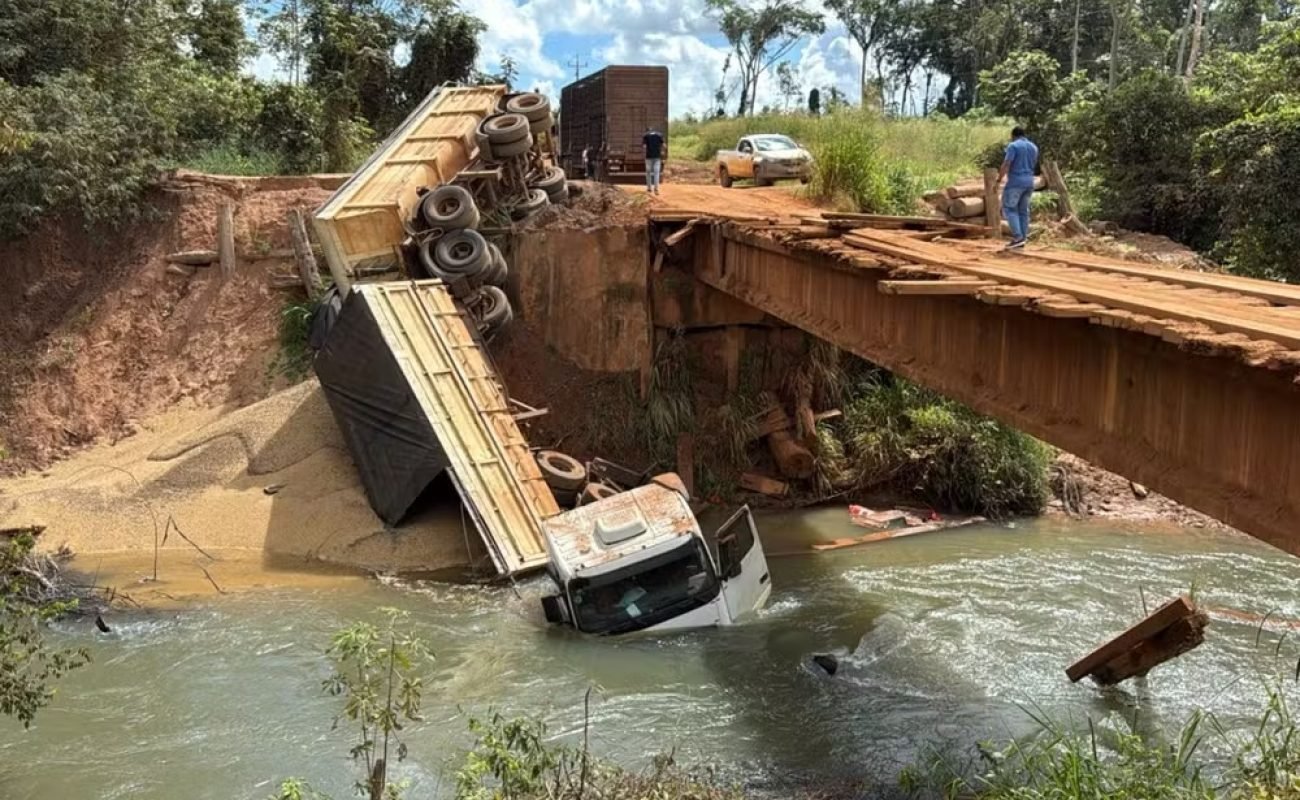 Caminhao-cai-em-Ponte-em-Sorriso-Portal-JVC