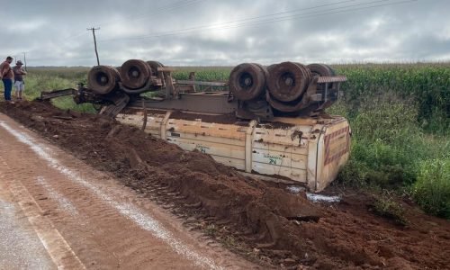 Caminhao-tombado-Portal-JVC