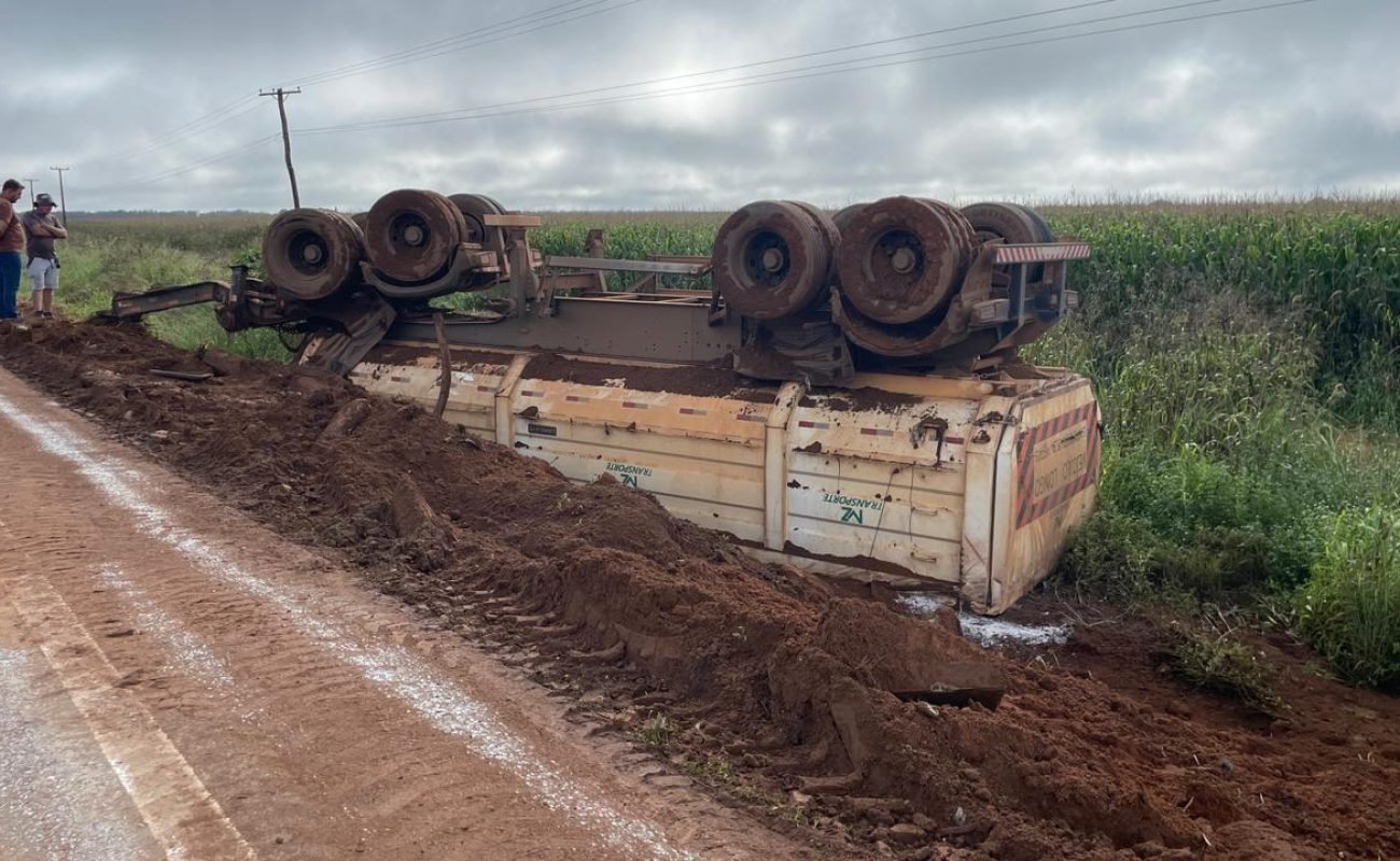Caminhao-tombado-Portal-JVC
