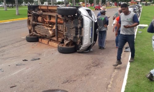 Caminhonete-Capota-e-arranca-roda-em-acidente-em-Lucas-Portal-JVC