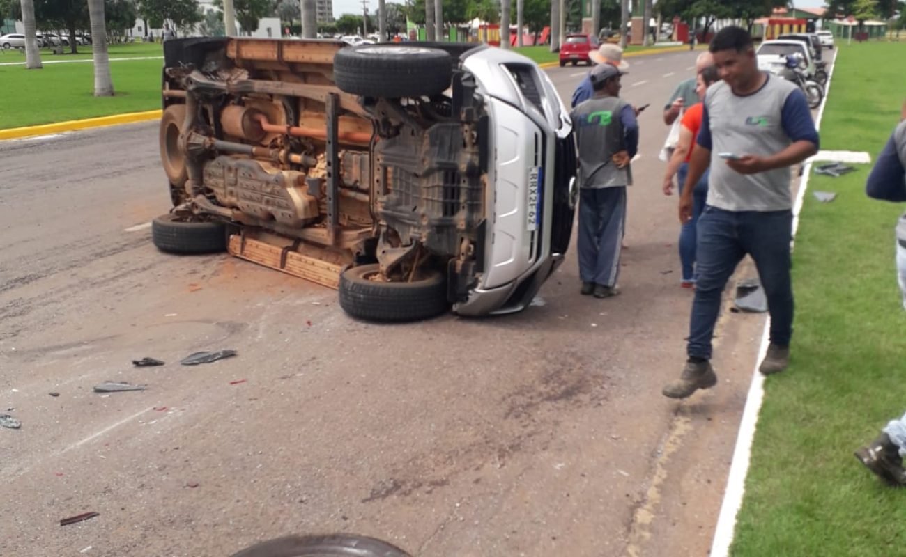 Caminhonete-Capota-e-arranca-roda-em-acidente-em-Lucas-Portal-JVC