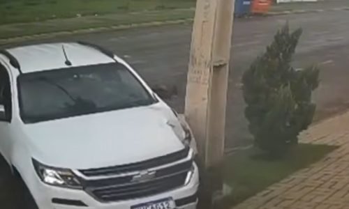 Caminhonete-bate-em-poste-em-Lucas-I-Portal-JVC