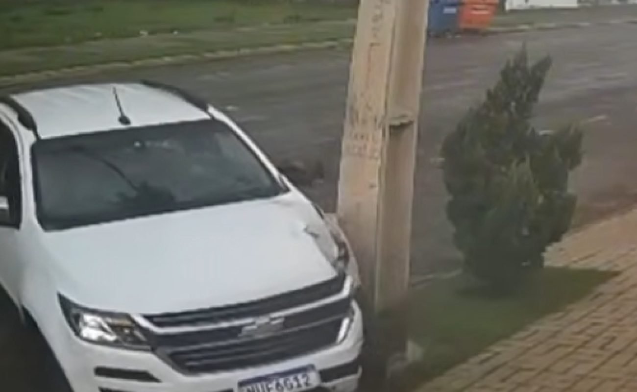 Caminhonete-bate-em-poste-em-Lucas-I-Portal-JVC