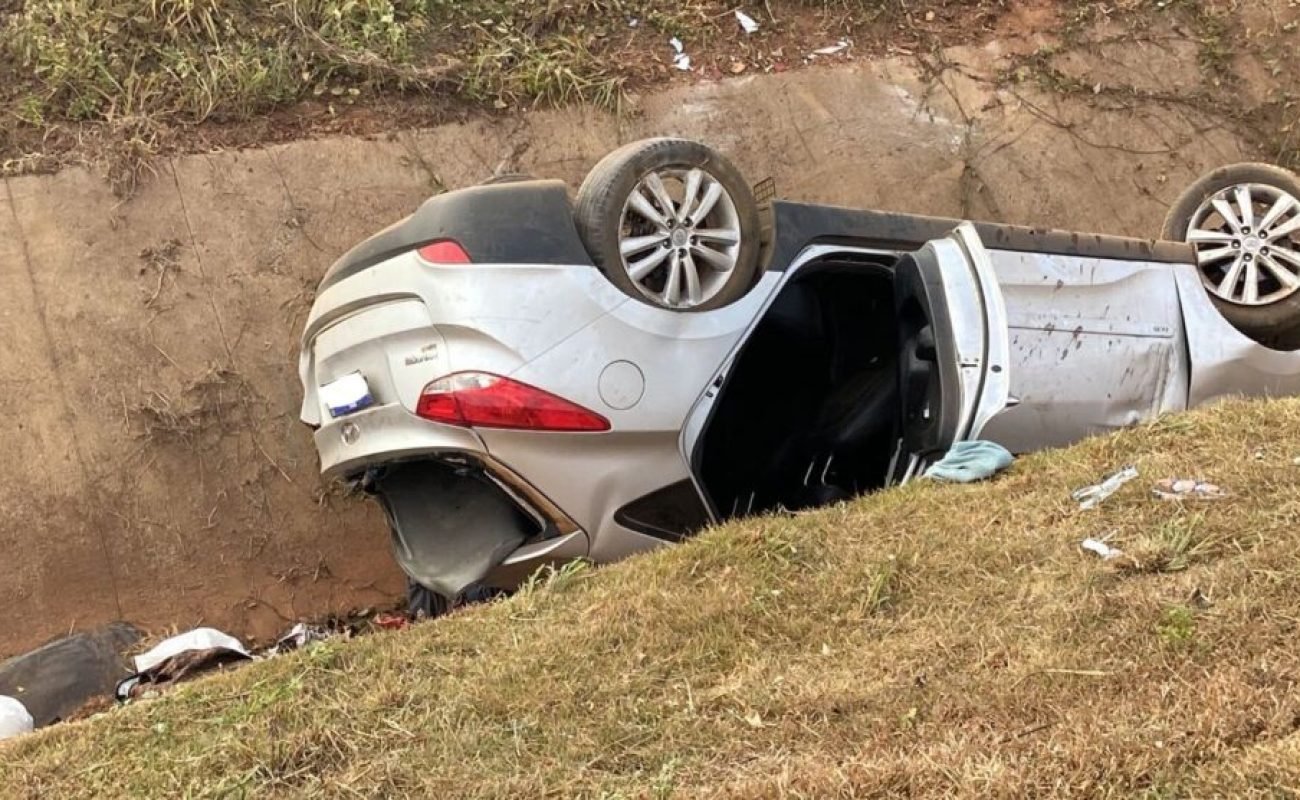 Carro-capota-na-BR-163-Lucas-Torres-990x556-1