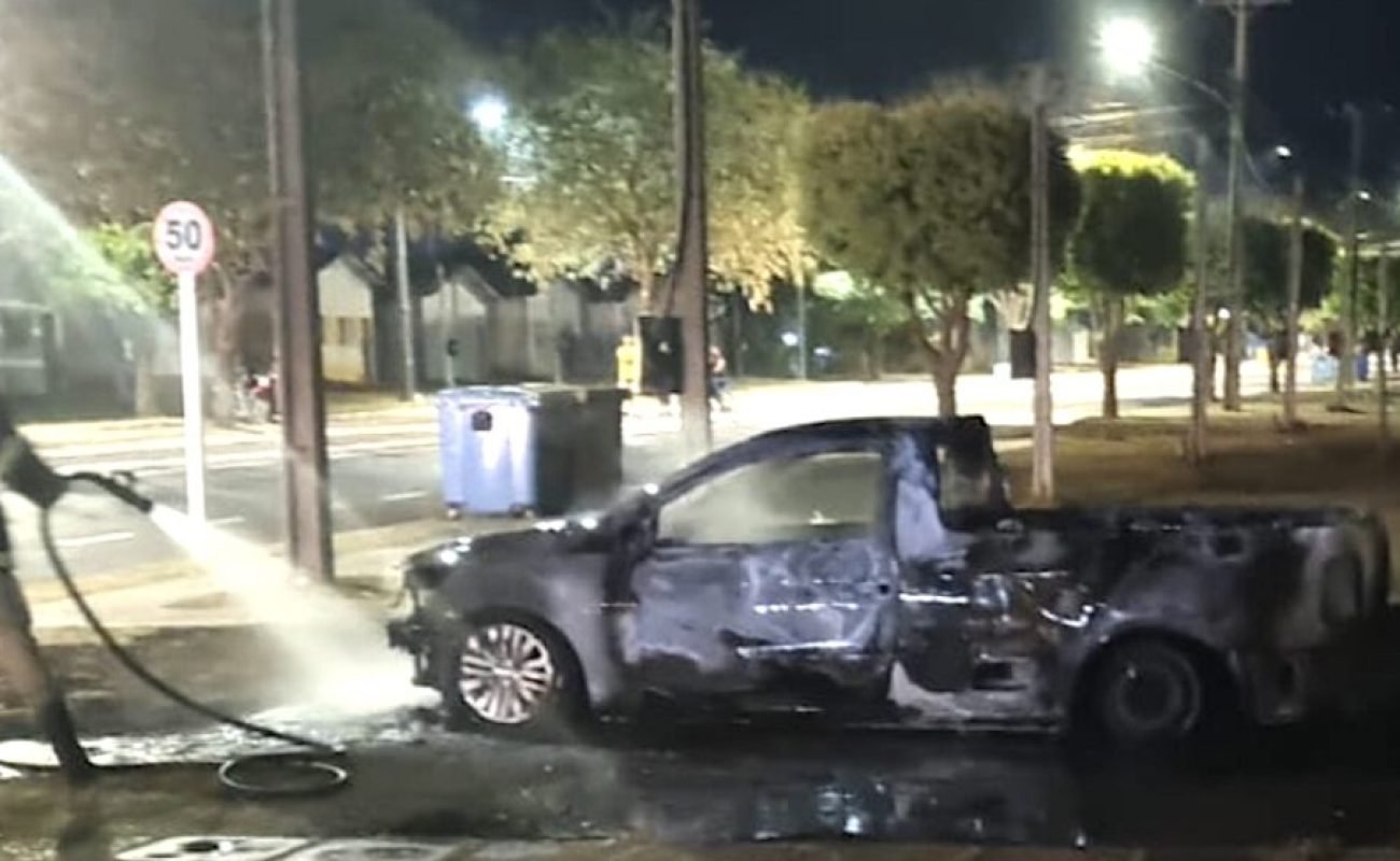 Carro-de-empresa-pega-fogo-em-Lucas-do-Rio-Verde-agosto-2023-rep-990x556-1