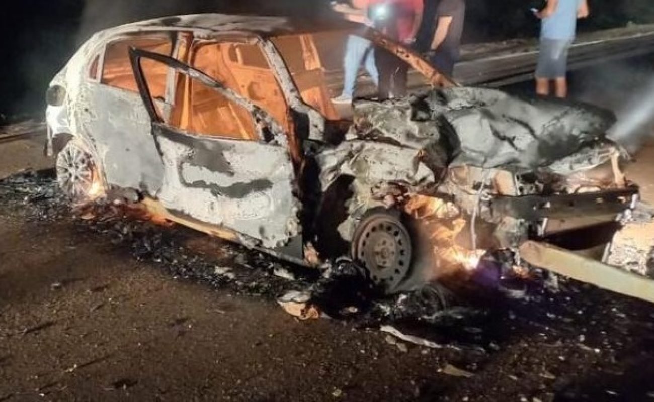 Carro-e-destruido-pelo-fogo-apos-colisao-com-carreta-e-caminhonete-na-br-163