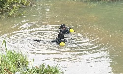 Corpo_de_Bombeiros_retira_carro_que_caiu_em_lago_em_Lucas_do_Rio_Verde_2a3db4c3
