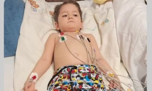 Davi-Gabriel-na-cama-com-aparelhos-Portal-JVC