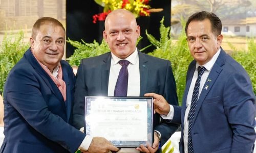 Dr-Mauricio-recebendo-titulo-de-cidadao-honorario-em-Lucas-I-Portal-JVC