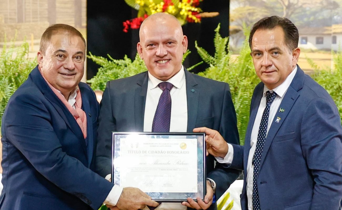 Dr-Mauricio-recebendo-titulo-de-cidadao-honorario-em-Lucas-I-Portal-JVC