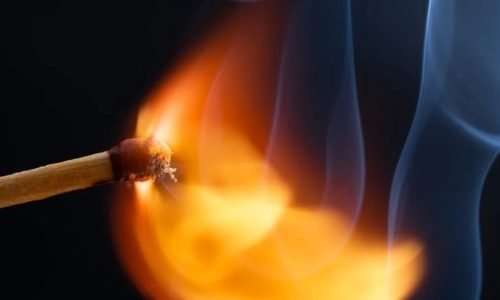 Homem-incendeia-propria-casa-com-bebe-de-1-ano-apos-espancar-esposa-em-Mato-Grosso