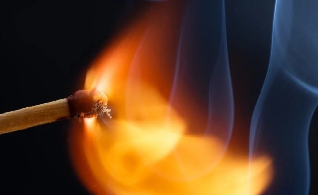 Homem-incendeia-propria-casa-com-bebe-de-1-ano-apos-espancar-esposa-em-Mato-Grosso