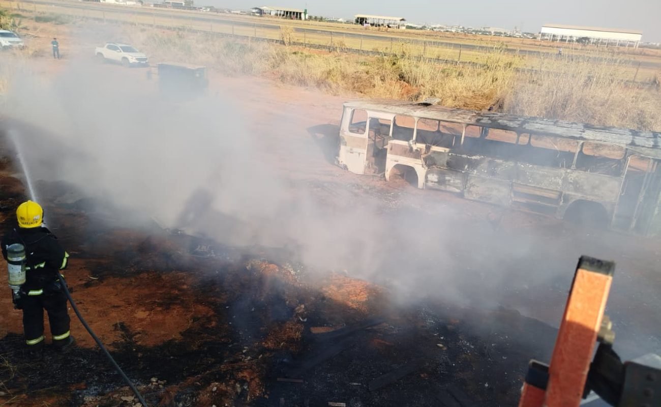 Incendio-detroi-onibus-em-Lucas-do-Rio-Verde-ok-Portal-JVC