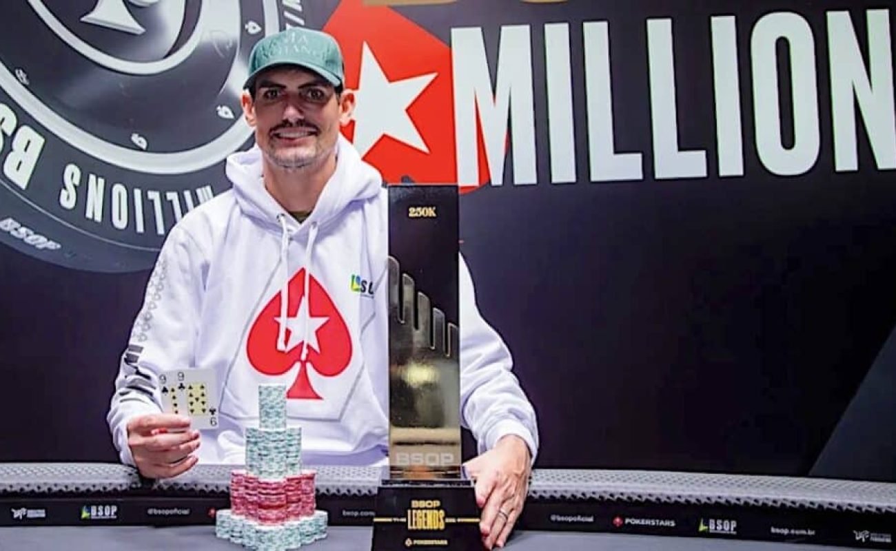 Leandro-Zavodini-com-trofeu-Portal-JVC