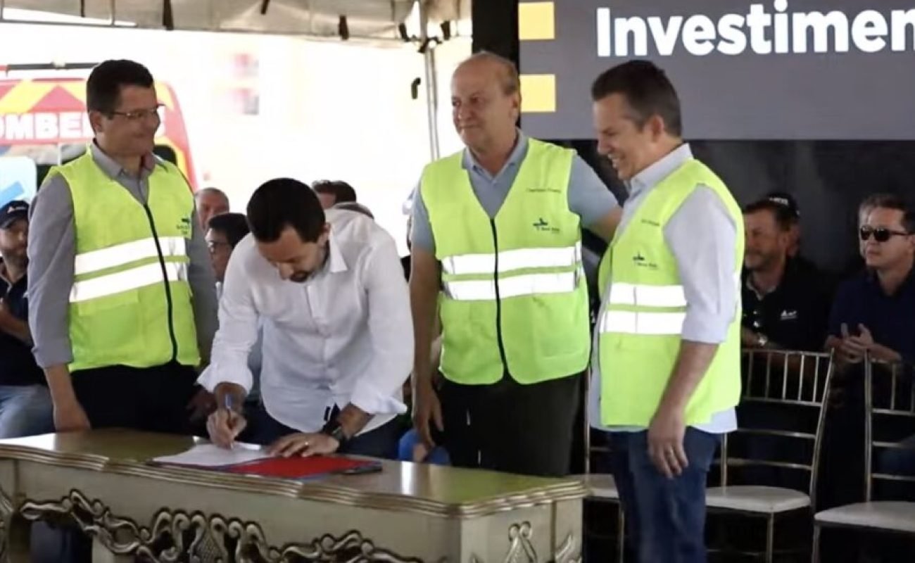 Mauro-Mendes-assinatura-duplicacao-da-BR-163-em-Nova-Mutum-2023-rep-990x556-1