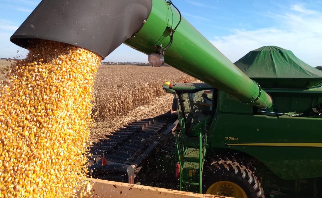 Milho-caindo-da-colheitadeira-Jhon-Dere-JVC