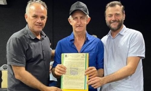 Prefeito-Benassi-entrega-titulo-Portal-JVC
