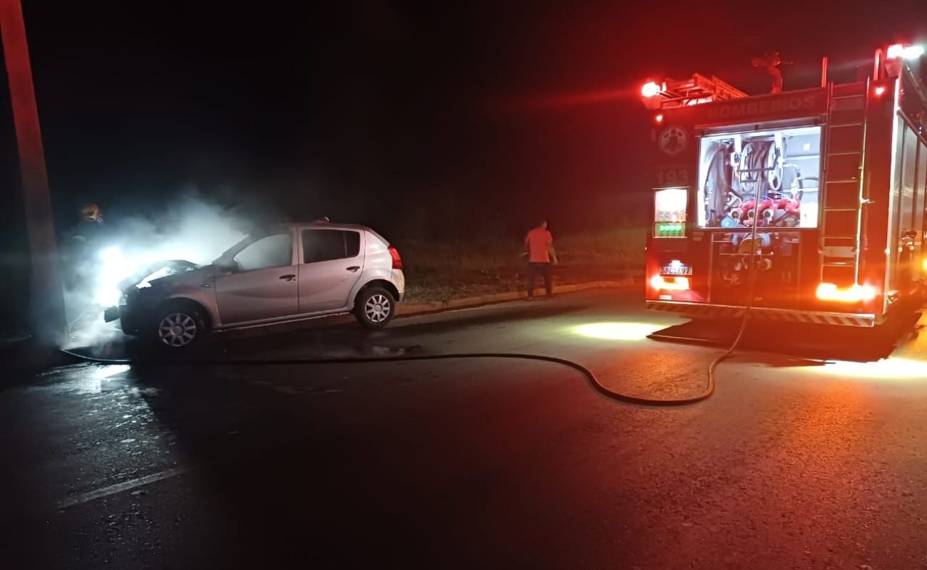 Veiculo-bate-em-poste-e-pega-fogo-em-Lucas-Portal-JVC