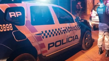 Viatura-da-PM-a-noite-Portal-JVC