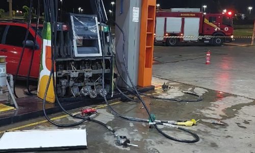 carro-destroi-bomba-de-combustivel-em-Lucas-do-Rio-Verde-Portal-JVC