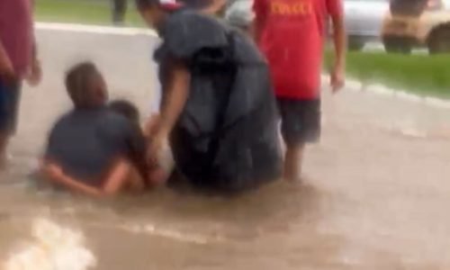 crianca-em-Bueiro-Portal-JVC