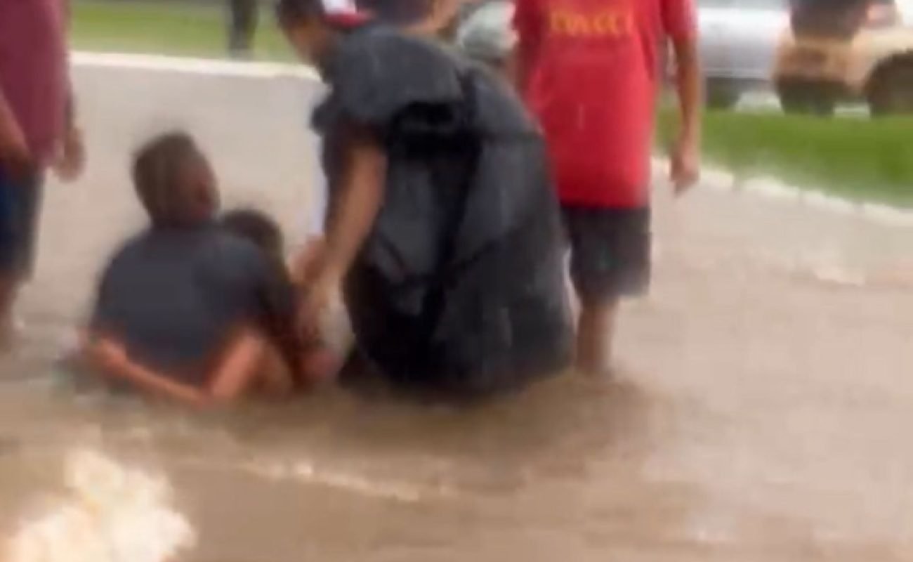 crianca-em-Bueiro-Portal-JVC