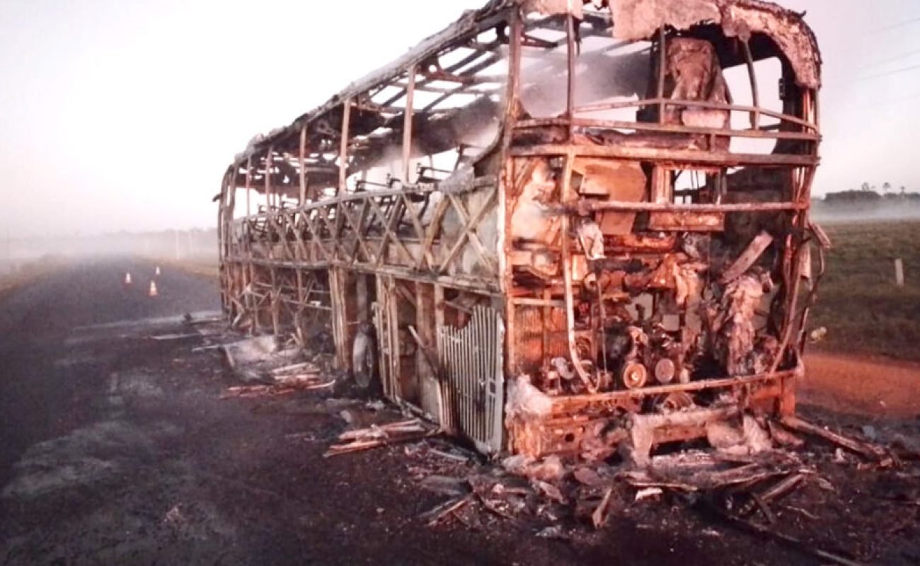onibus-destruido-incendio-estrada-Juara-2-julho-2023-reproducao-990x556-1