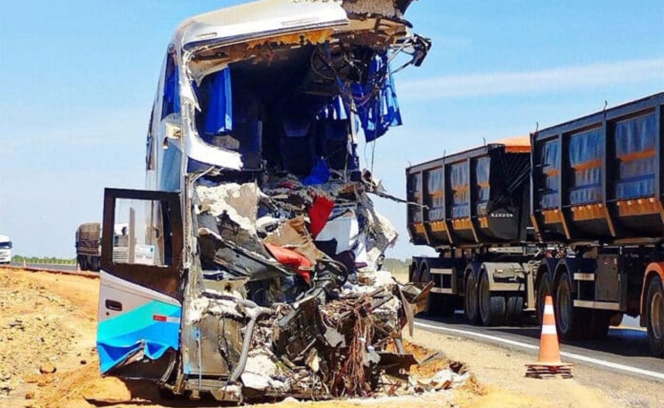 onibus-destruido-no-acidente-na-Br-163-em-Lucas-Portal-JVC
