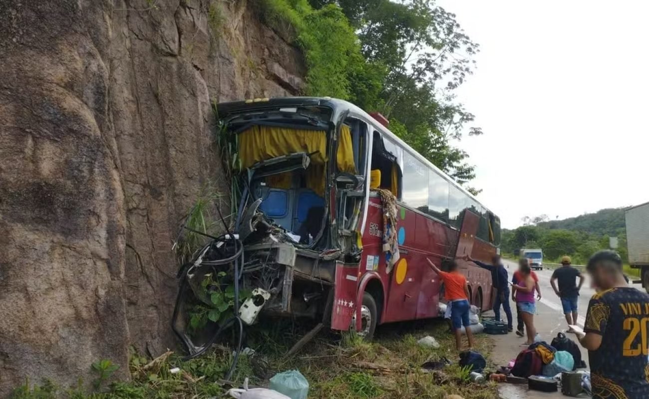 onibus-em-acidente-JVC