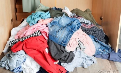 pilha-de-roupas-no-chao-dentro-de-casa-700-111496605
