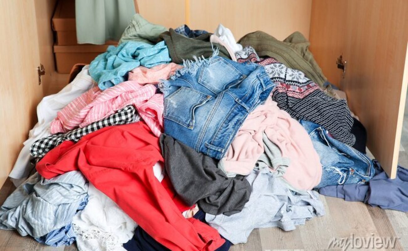 pilha-de-roupas-no-chao-dentro-de-casa-700-111496605