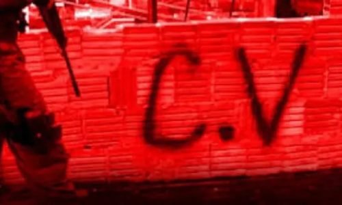sigla-do-comando-vermelho-em-um-muro